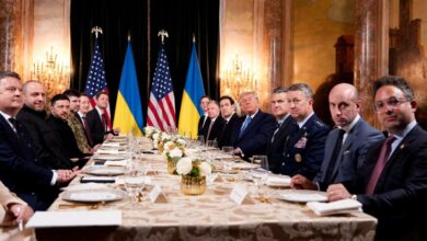 Ο Βολοντίμιρ Ζελένσκι και ο Ντόναλντ Τραμπ κατά τη διάρκεια των κρίσιμων συνομιλιών τους στη Φλόριντα